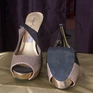 Woman’s size 10 shoes. Barely worn